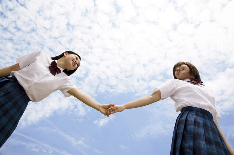 东方人,两个人,伙伴,朋友,走,握手,笑,微笑,露齿笑,横图,室外,白天,仰视,裙子,制服,友谊,亚洲,服装,云,云朵,云彩,黄种人,衣服,蓝色,白色,白云,蓝天,天空,天,同学,校服,短裙,服饰,晴朗,半身裙,对视,衣着,校友,穿着,学生服,同窗,学友,衣饰,友情,年轻女性,女人,女性,亚洲人,晴空,步行,拉手,散步,手拉手,手握手,走路,半身,彩图,低角度拍摄