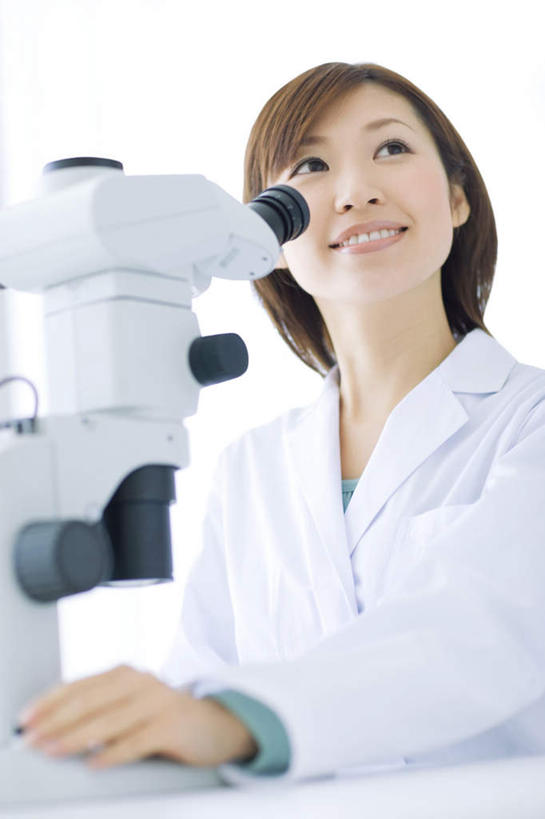 东方人,一个人,科学家,坐,笑,微笑,露齿笑,竖图,室内,白天,仰视,工作服,制服,仪器,亚洲,仅一个年轻女性,仅一个女性,仅一个人,服装,检查,反射,分析,科学,显微镜,拿,拿着,扭头,注视,黄种人,衣服,观察,看,转头,清晰,探索,服饰,放大,观看,仔细,一台,透镜,察看,凸透镜,聚焦,衣着,穿着,关注,科学研究者,光学,清楚,工作制服,衣饰,年轻女性,女人,女性,亚洲人,科学工作者,坐着,半身,彩图,低角度拍摄,工作套服