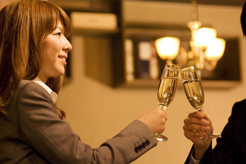 葡萄酒,东方人,两个人,同事,商务人士,商务男性,商务女性,餐厅,站,横图,室内,夜晚,仰视,衬衫,爱情,奢侈,快乐,成功,合作,团队,集体,信心,杯子,照明,亚洲,阴影,套装,庆祝,光线,高脚杯,影子,灯光,两杯,浪漫,拿,拿着,注视,黄种人,队伍,吊灯,玻璃制品,灯,酒,饮料,酒杯,灯具,香槟,干杯,观察,看,碰杯,站着,温暖,温馨,恩爱,交际,友好,诱惑,恋人,观看,照亮,庆贺,三盏,和睦,察看,领导,照明设备,成就,关注,礼仪,商务装,敬酒,合伙,领袖,工薪阶层,香槟杯,劝酒,气泡酒,起泡酒,汽酒,男人,男性,年轻男性,年轻女性,女人,女性,亚洲人,情侣,白领,上班族,玻璃杯,站立,半身,彩图,低角度拍摄,衬衣,高兴,欢笑,餐馆,饭店,饭馆,伴侣,融洽