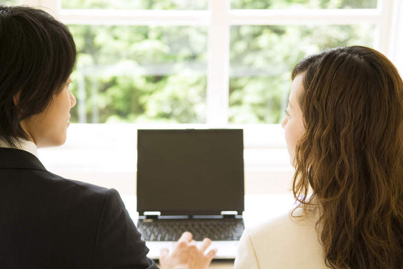 东方人,两个人,办公室,坐,横图,俯视,室内,白天,爱情,电脑,笔记本电脑,植物,家具,桌子,亚洲,敲打,服装,网络,办公桌,浪漫,注视,休闲装,黄种人,输入,通讯设备,树,树木,衣服,绿色,自然,打字,观察,看,休闲,温暖,温馨,休闲服,恩爱,恋人,服饰,生长,成长,观看,对视,点击,敲击,和睦,察看,无线,关注,通信设备,无线网络,无线上网,便携式电脑,办公家具,按键,手提电脑,男人,男性,年轻男性,年轻女性,女人,女性,亚洲人,情侣,坐着,半身,彩图,高角度拍摄,全身,伴侣,融洽