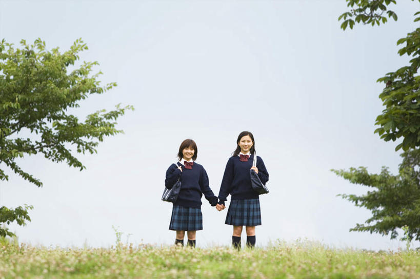 东方人,背,两个人,伙伴,朋友,站,握手,笑,微笑,露齿笑,横图,室外,白天,仰视,裙子,制服,友谊,草地,草坪,植物,亚洲,服装,包,书包,注视,黄种人,长裙,袜子,草,树,树木,两个,衣服,蓝色,绿色,黑色,蓝天,天空,自然,背包,天,背着,观察,看,站着,同学,校服,服饰,生长,晴朗,成长,观看,半身裙,单肩包,察看,衣着,校友,穿着,关注,学生服,万里无云,同窗,学友,衣饰,友情,年轻女性,女人,女性,亚洲人,晴空,晴空万里,拉手,手拉手,手握手,站立,半身,彩图,低角度拍摄