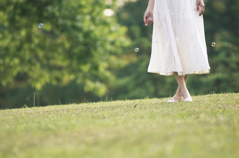 东方人,脚,一个人,站,交叉,横图,室外,白天,正面,裙子,草地,草坪,植物,亚洲,仅一个年轻女性,仅一个女性,仅一个人,服装,休闲装,黄种人,长裙,草,树,树木,衣服,绿色,白色,自然,站着,休闲,休闲服,服饰,生长,成长,半身裙,足,年轻女性,女人,女性,亚洲人,站立,半身,彩图