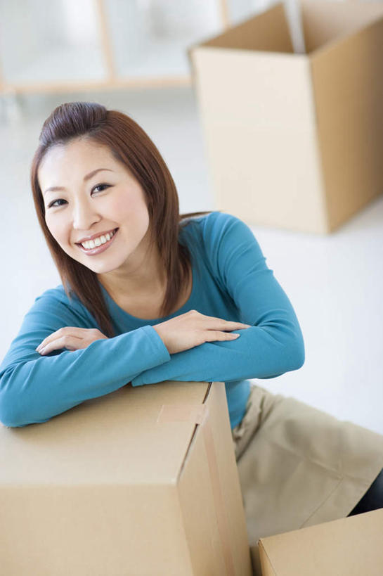 东方人,一个人,坐,笑,微笑,露齿笑,竖图,俯视,室内,白天,亚洲,仅一个年轻女性,仅一个女性,仅一个人,撑,服装,包装,纸箱,注视,休闲装,黄种人,两个,衣服,黄色,蓝色,容器,箱子,观察,看,休闲,休闲服,服饰,观看,察看,撑着,关注,纸板箱,包装箱,年轻女性,女人,女性,亚洲人,抬头,仰头,坐着,半身,彩图,高角度拍摄