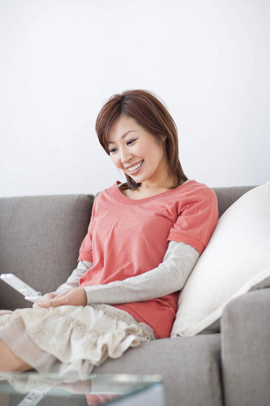 东方人,一个人,客厅,坐,笑,打电话,微笑,露齿笑,竖图,室内,白天,正面,靠垫,沙发,电话,手机,玻璃,亚洲,仅一个年轻女性,仅一个女性,仅一个人,服装,透明,墙,靠枕,拿,茶几,拿着,注视,休闲装,黄种人,通讯设备,墙壁,墙面,玻璃制品,一个,衣服,白色,灰色,抱枕,枕头,观察,看,休闲,休闲服,服饰,单个,观看,察看,起居室,关注,布艺沙发,一部,客堂,交流,年轻女性,女人,女性,亚洲人,沟通,通话,坐着,半身,彩图