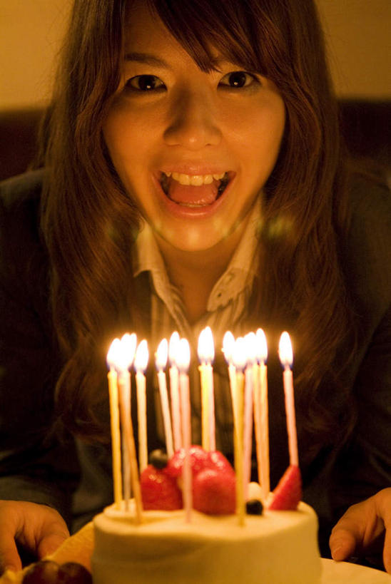 点心,东方人,一个人,商务人士,商务女性,坐,捧,笑,微笑,竖图,室内,特写,夜晚,正面,下午茶,蜡烛,亚洲,仅一个年轻女性,仅一个女性,仅一个人,许多,套装,火焰,烛光,食品,燃烧,注视,黄种人,食物,糕点,吹,点燃,观察,看,观看,察看,关注,商务装,工薪阶层,年轻女性,女人,女性,亚洲人,白领,上班族,端,端着,捧着,手捧,坐着,半身,彩图,蛋糕