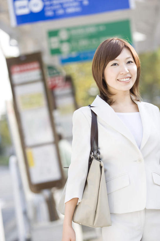 东方人,背,一个人,商务人士,商务女性,站,笑,微笑,露齿笑,竖图,室外,白天,正面,道路,路,公路,亚洲,仅一个年轻女性,仅一个女性,仅一个人,套装,朦胧,模糊,包,皮包,云,云朵,交通,云彩,注视,黄种人,蓝色,白云,蓝天,天空,天,背着,观察,看,站着,晴朗,观看,单肩包,察看,关注,商务装,工薪阶层,年轻女性,女人,女性,亚洲人,白领,上班族,晴空,马路,站立,半身,彩图