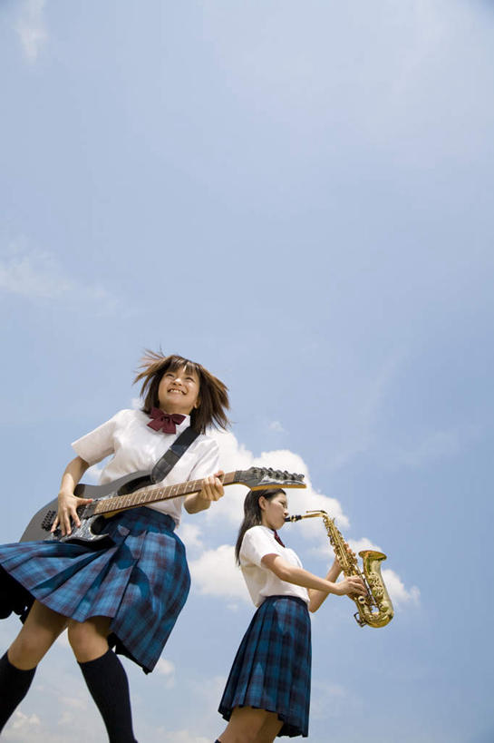 东方人,两个人,伙伴,朋友,跳,竖图,室外,白天,仰视,裙子,制服,友谊,亚洲,服装,艺术,金属,云,云朵,管乐器,吉他,乐器,萨克斯,铜管乐器,弦乐器,半空,音乐,吹奏,弹奏,拿,云彩,拿着,黄种人,袜子,一个,衣服,蓝色,白色,黑色,白云,蓝天,天空,天,同学,校服,短裙,服饰,晴朗,单个,半身裙,萨克斯风,萨克斯管,衣着,校友,穿着,弹拨弦鸣乐器,学生服,同窗,学友,衣饰,友情,年轻女性,女人,女性,亚洲人,晴空,跳跃,半身,彩图,低角度拍摄,弹拨弦乐器