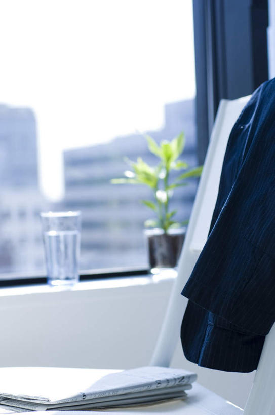 无人,高楼大厦,竖图,室内,白天,正面,衬衫,水,植物,窗帘,大厦,建筑,摩天大楼,报纸,杯子,椅子,装饰,信息,盆栽,盆景,一杯,玻璃制品,蓝色,绿色,自然,帘子,水杯,遮阳,生长,成长,新闻,华丽,修饰,一份,点缀,衬托,美观,雅致,雅观,玻璃杯,彩图,衬衣,大楼,高层建筑,高楼,摩天楼,报刊