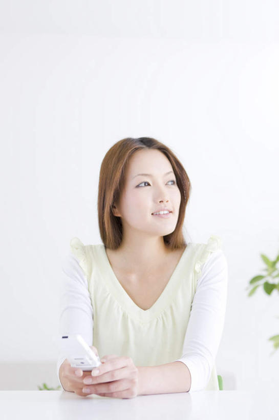 东方人,一个人,坐,笑,微笑,露齿笑,竖图,室内,白天,正面,植物,餐桌,桌子,亚洲,仅一个年轻女性,仅一个女性,仅一个人,撑,服装,盆栽,盆景,扭头,注视,休闲装,黄种人,衣服,绿色,白色,自然,观察,看,转头,休闲,休闲服,服饰,生长,成长,餐台,观看,察看,撑着,关注,年轻女性,女人,女性,亚洲人,坐着,半身,彩图