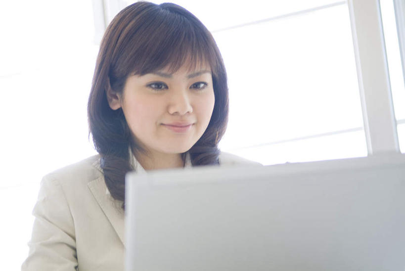 东方人,一个人,商务人士,商务女性,办公室,坐,横图,室内,白天,正面,电脑,显示器,鼠标,键盘,窗户,落地窗,亚洲,仅一个年轻女性,仅一个女性,仅一个人,阴影,套装,光线,网络,影子,注视,黄种人,输入设备,通讯设备,玻璃窗,白色,观察,看,台式电脑,观看,一台,察看,关注,通信设备,商务装,工薪阶层,输出设备,年轻女性,女人,女性,亚洲人,白领,上班族,坐着,半身,彩图