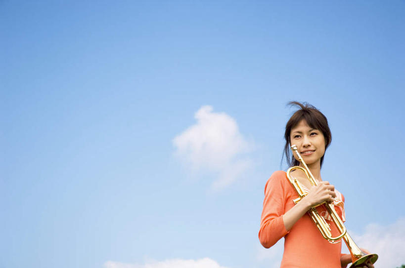 东方人,一个人,站,笑,微笑,露齿笑,横图,室外,白天,仰视,亚洲,仅一个年轻女性,仅一个女性,仅一个人,服装,云,云朵,乐器,铜管乐器,小号,拿,云彩,拿着,扭头,注视,休闲装,黄种人,一个,衣服,蓝色,白云,蓝天,天空,天,观察,看,站着,转头,休闲,休闲服,橙色,服饰,晴朗,单个,观看,察看,关注,铜管,年轻女性,女人,女性,亚洲人,晴空,站立,半身,彩图,低角度拍摄