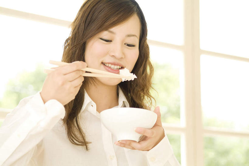 米饭,东方人,一个人,商务人士,商务女性,坐,笑,微笑,露齿笑,横图,室内,白天,仰视,窗户,筷子,餐具,亚洲,仅一个年轻女性,仅一个女性,仅一个人,一双,套装,木制,饭,拿,拿着,注视,黄种人,文化,传统,玻璃窗,木制品,碗,观察,看,观看,礼节,五谷,察看,关注,礼仪,商务装,工薪阶层,年轻女性,女人,女性,亚洲人,长发,卷发,白领,上班族,进餐用具,坐着,半身,彩图,低角度拍摄