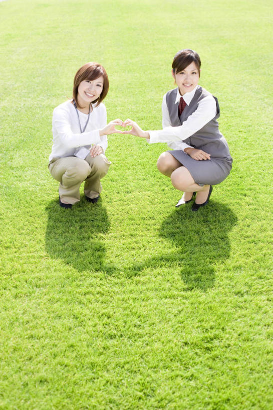 东方人,两个人,伙伴,朋友,商务人士,商务女性,蹲,举,笑,微笑,露齿笑,竖图,俯视,室外,白天,爱情,友谊,合作,团队,草地,草坪,植物,亚洲,阴影,套装,爱心,光线,影子,浪漫,黄种人,草,绿色,阳光,手势,托,温暖,温馨,心形,恩爱,战略,和睦,商务装,工薪阶层,联合,合谋,配合,协作,年轻女性,女人,女性,亚洲人,心型,白领,上班族,蹲着,举起,举手,举着,向上举,向上伸,向上托,彩图,高角度拍摄,全身,融洽