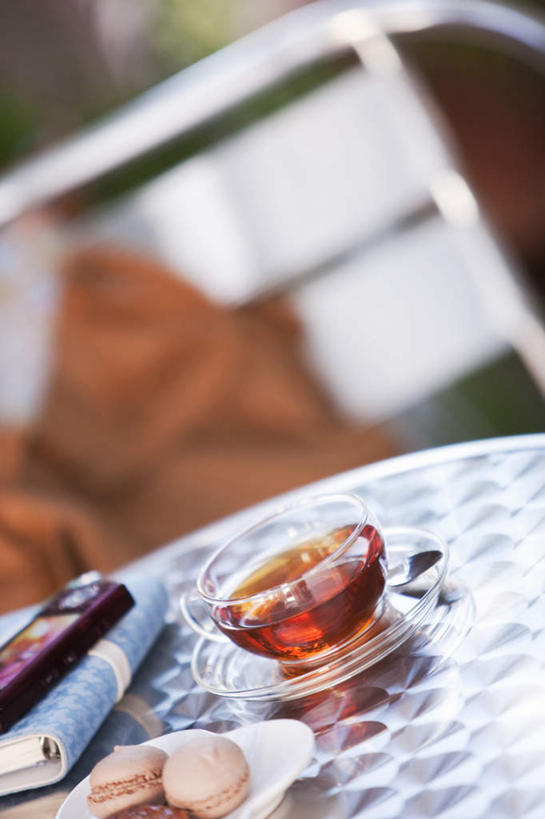 点心,无人,打电话,竖图,俯视,室外,特写,白天,下午茶,幸福,餐桌,茶,桌子,杯子,电话,手机,椅子,金属制品,两块,朦胧,模糊,透明,金属,包,碟子,皮包,茶叶,食品,咖啡色,记事本,饮品,一杯,娱乐,通讯设备,食物,糕点,红色,蓝色,本子,笔记本,盘子,水杯,花茶,享受,休闲,温馨,放松,乐趣,保健,养生,餐台,单肩包,花草茶,舒适,一部,香花茶,香片,熏花茶,交流,茶杯,沟通,通话,彩图,高角度拍摄,蛋糕