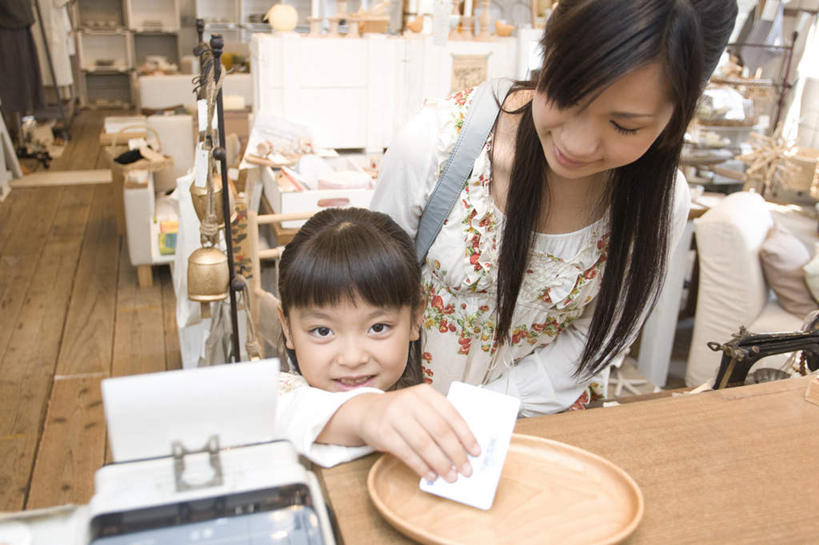 东方人,儿童,两个人,家庭,母亲,女儿,商店,站,笑,微笑,露齿笑,横图,俯视,室内,白天,购物,纯洁,信用卡,消费,地板,亚洲,许多,握,商品,地面,拿,拿着,注视,黄种人,木地板,小孩,观察,看,站着,温暖,温馨,母女,一家人,卡,可爱,母爱,童年,童趣,握着,pos机,储蓄卡,金融,百货,收银台,观看,和睦,察看,关注,收银,收银机,选购,贸易,童真,烂漫,无邪,血拼,天真,银行卡,年轻女性,女孩,女人,女性,亚洲人,孩子,年轻人,站立,半身,彩图,高角度拍摄,店铺,杂货店,杂货铺,融洽,女生