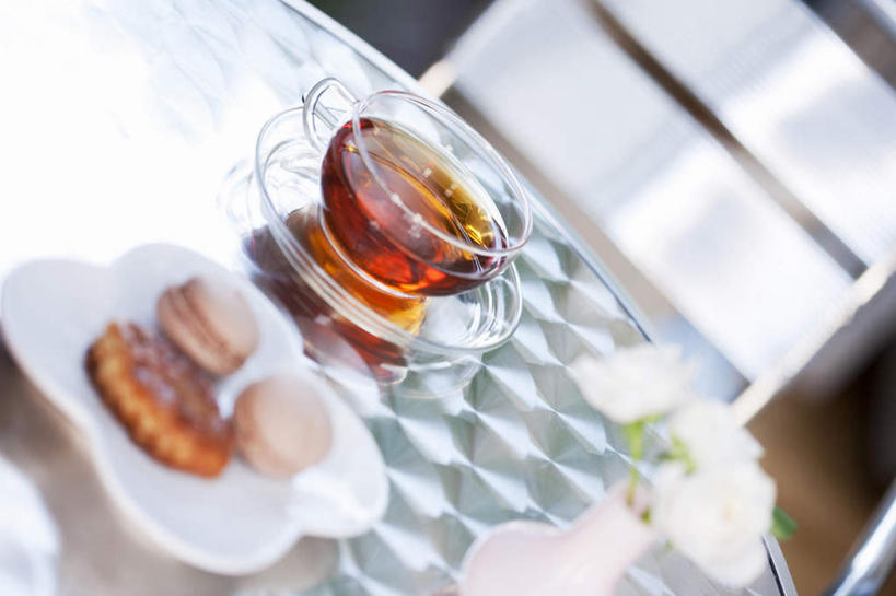 点心,无人,横图,俯视,室内,特写,白天,下午茶,幸福,餐桌,茶,桌子,杯子,椅子,玻璃,金属制品,朦胧,模糊,透明,金属,碟子,陶瓷,茶叶,食品,陶瓷制品,一杯,娱乐,玻璃制品,食物,糕点,三个,一个,盘子,水杯,享受,休闲,温馨,放松,乐趣,单个,餐台,提神,舒适,醒脑,茶杯,彩图,高角度拍摄,蛋糕