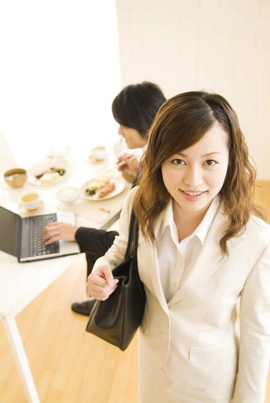 米饭,东方人,两个人,夫妻,商务人士,商务男性,商务女性,站,坐,笑,微笑,露齿笑,竖图,俯视,室内,白天,衬衫,爱情,早餐,电脑,笔记本电脑,餐桌,茶,筷子,桌子,杯子,餐具,亚洲,敲打,握,套装,网络,汤,饭,两杯,浪漫,拿,两份,两碗,拿着,注视,黄种人,文化,输入,通讯设备,传统,白色,水杯,打字,观察,看,站着,恩爱,握着,恋人,餐台,观看,点击,礼节,敲击,五谷,察看,无线,关注,礼仪,通信设备,商务装,无线网络,无线上网,便携式电脑,工薪阶层,一碗,按键,手提电脑,男人,男性,年轻男性,年轻女性,女人,女性,亚洲人,夫妇,情侣,白领,上班族,茶杯,进餐用具,站立,坐着,半身,彩图,高角度拍摄,衬衣,伴侣