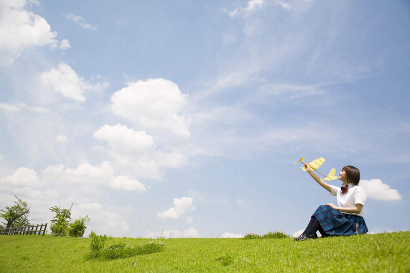 东方人,一个人,学生,坐,举,横图,室外,白天,仰视,裙子,制服,游戏,草地,草坪,植物,飞机,玩具,亚洲,仅一个年轻女性,仅一个女性,仅一个人,服装,云,云朵,玩,云彩,黄种人,娱乐,草,蓝色,绿色,白色,白云,蓝天,天空,模型,天,托,休闲,校服,益智,短裙,晴朗,活动,半身裙,发泄,消遣,智力,学生服,宣泄,年轻女性,女人,女性,亚洲人,晴空,举起,举手,举着,抬头,玩耍,嬉戏,向上举,向上伸,向上托,仰头,坐着,彩图,低角度拍摄,全身