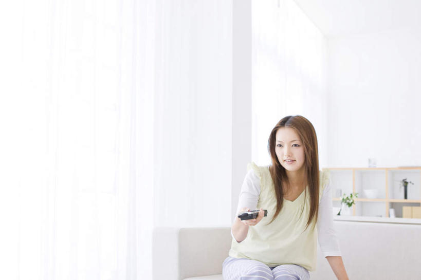 东方人,一个人,客厅,坐,横图,室内,白天,正面,窗帘,柜子,沙发,亚洲,仅一个年轻女性,仅一个女性,仅一个人,撑,握,服装,装饰,拿,拿着,注视,休闲装,黄种人,衣服,绿色,白色,帘子,橱柜,遥控器,看,休闲,休闲服,遮阳,握着,服饰,华丽,修饰,点缀,起居室,撑着,关注,布艺沙发,衬托,美观,雅致,雅观,客堂,年轻女性,女人,女性,亚洲人,坐着,半身,彩图