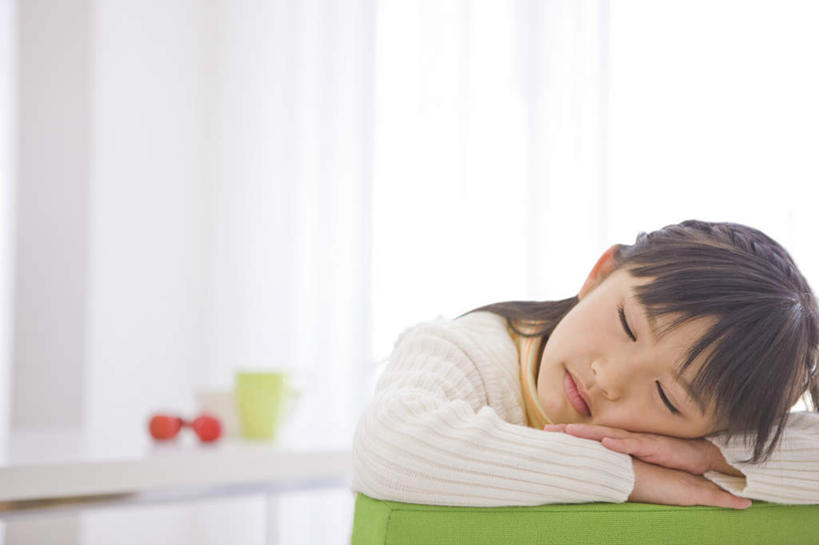 东方人,儿童,一个人,闭眼,睡,横图,室内,白天,正面,纯洁,餐桌,窗帘,桌子,杯子,椅子,亚洲,仅一个女性,仅一个人,服装,装饰,休闲装,黄种人,小孩,衣服,绿色,帘子,水杯,趴着,仅一个小孩,休闲,休闲服,遮阳,可爱,童年,童趣,服饰,餐台,华丽,修饰,点缀,童真,烂漫,无邪,衬托,美观,雅致,雅观,天真,女孩,女人,女性,亚洲人,孩子,茶杯,闭眼睛,闭着眼,闭着眼睛,困,困觉,趴,寝息,睡觉,半身,彩图,女生