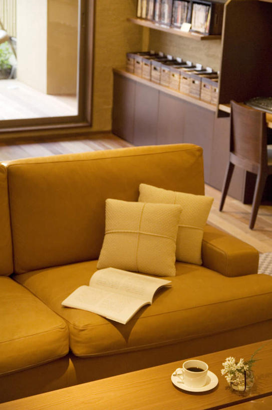 咖啡,无人,家,客厅,躺,竖图,俯视,室内,白天,幸福,别墅,柜子,家具,靠垫,沙发,装修,建筑,杯子,书籍,椅子,欧式,许多,装饰,盛开,木制,瓷器,碟子,房屋,木椅,屋子,公寓,咖啡杯,靠枕,陶瓷制品,一杯,豪华,花蕾,茶几,娱乐,建设,现代,装潢,洋房,楼房,住宅,花,花瓣,花朵,鲜花,饮料,两个,一个,黄色,白色,木制品,抱枕,橱柜,室内装潢,枕头,花苞,花蕊,打开,享受,休闲,温馨,放松,乐趣,单个,华丽,修饰,明亮,点缀,提神,起居室,舒适,家居装潢,开启,瓷杯,醒脑,房屋设计,地中海风格,古典风格,简约风格,布艺沙发,室内设计,宽敞,样板房装潢,衬托,美观,雅致,雅观,软饮料,客堂,设计,书,图书,躺着,彩图,高角度拍摄,房子