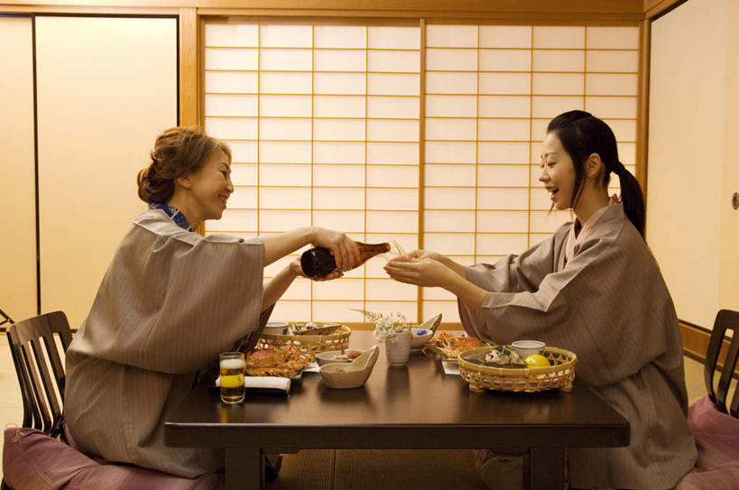 海鲜,啤酒,东方人,两个人,家庭,母亲,女儿,坐,笑,微笑,露齿笑,横图,室内,白天,侧面,民族服装,晚餐,餐桌,桌子,杯子,餐具,椅子,亚洲,许多,握,阴影,和服,光线,影子,木椅,灯光,帝王蟹,酒类,拿,拿着,注视,黄种人,水产,海洋生物,相视,玻璃制品,酒,酒瓶,饮料,两个,灰色,玻璃瓶,酒杯,啤酒杯,瓶子,碗,观察,看,温暖,温馨,母女,一家人,面对面,母爱,握着,服饰,餐台,观看,对视,和睦,察看,一瓶,关注,水生动物,海产品,相对,水生物,海底动物,吴服,相看,唐草,唐花,唐锦,皇帝蟹,年轻女性,女人,女性,中年女性,亚洲人,玻璃杯,进餐用具,烹调用具,坐着,半身,彩图,传统服装,民俗服,融洽