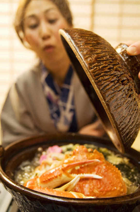 海鲜,东方人,一个人,笑,微笑,露齿笑,竖图,俯视,室内,白天,民族服装,亚洲,仅一个女性,仅一个人,和服,锅子,帝王蟹,黄种人,水产,海洋生物,红色,灰色,打开,仅一个中年女性,服饰,开启,水生动物,海产品,水生物,海底动物,吴服,唐草,唐花,唐锦,皇帝蟹,女人,女性,中年女性,亚洲人,半身,彩图,高角度拍摄,传统服装,民俗服