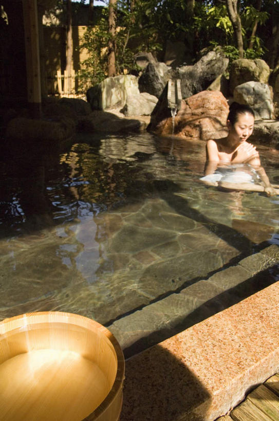 东方人,一个人,蹲,摸,竖图,俯视,室外,白天,按摩,美容,礁石,石头,植物,卫生间,浴室,亚洲,仅一个年轻女性,仅一个女性,仅一个人,抚摸,护肤,阴影,光线,石子,影子,注视,黄种人,肩膀,树,树木,绿色,阳光,自然,观察,看,保养,享受,休闲,放松,SPA水疗,保健,温泉浴场,生长,成长,观看,察看,关注,养颜,年轻女性,女人,女性,亚洲人,淋浴房,礁,石块,岩石,矿泉疗养地,触摸,蹲着,接触,半身,彩图,高角度拍摄,水疗,冲凉房,沐浴间,沐浴室