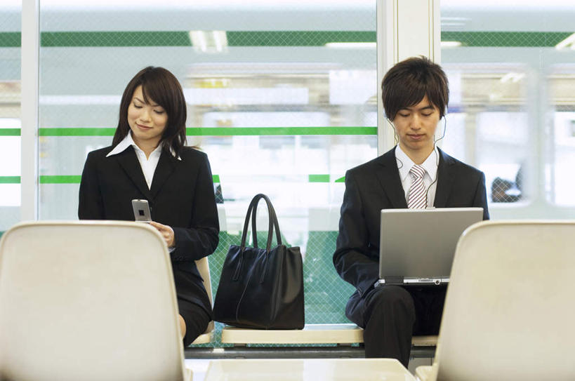 东方人,两个人,同事,商务人士,商务男性,商务女性,火车站,坐,笑,打电话,微笑,横图,室外,白天,正面,衬衫,成功,合作,团队,集体,信心,电脑,笔记本电脑,落地窗,电话,手机,亚洲,敲打,套装,工作,网络,包,皮包,拿,拿着,注视,黄种人,输入,通讯设备,队伍,玻璃窗,黑色,打字,观察,看,观看,点击,一台,敲击,单肩包,察看,无线,领导,成就,关注,通信设备,商务装,无线网络,合伙,领袖,无线上网,便携式电脑,工薪阶层,一部,交流,按键,手提电脑,男人,男性,年轻男性,年轻女性,女人,女性,亚洲人,白领,上班族,沟通,通话,坐着,半身,彩图,衬衣