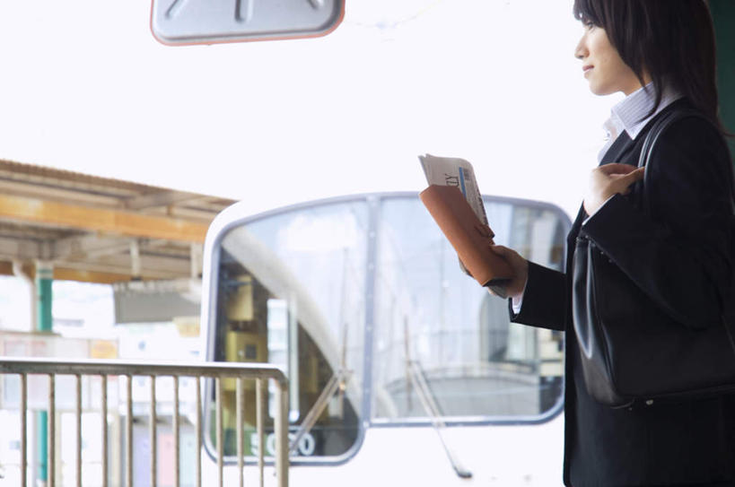 东方人,背,一个人,商务人士,商务女性,栏杆,火车站,站,横图,室外,白天,侧面,火车,报纸,亚洲,仅一个年轻女性,仅一个女性,仅一个人,一本,握,阴影,套装,光线,信息,英文,包,标志,皮包,文字,影子,字符,字母,围栏,咖啡色,记事本,拿,拿着,注视,黄种人,标识,护栏,车,一个,蓝色,黑色,蓝天,天空,阳光,本子,笔记本,交通工具,天,背着,观察,看,站着,握着,晴朗,单个,观看,英文字母,新闻,单肩包,察看,关注,载具,商务装,工薪阶层,万里无云,年轻女性,女人,女性,亚洲人,白领,上班族,晴空,晴空万里,站立,半身,彩图,报刊