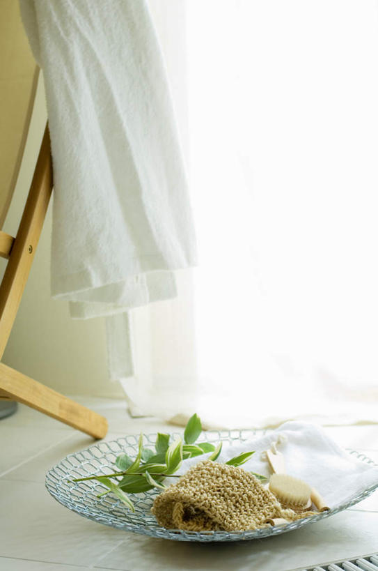 无人,竖图,俯视,室内,特写,白天,化妆,美容,窗帘,卫生间,浴室,叶子,一块,一条,护肤,装饰,透明,木制,纺织物,海绵,绿叶,一个,帘子,盘子,木制品,刷子,毛巾,清洁,保养,享受,休闲,嫩叶,遮阳,放松,保健,单个,保暖,华丽,修饰,点缀,透气,养颜,防水,洗脸海绵,洗脸扑,洗脸绵,衬托,美观,雅致,雅观,储水,耐磨,吸水,淋浴房,叶,叶片,彩图,高角度拍摄,冲凉房,沐浴间,沐浴室