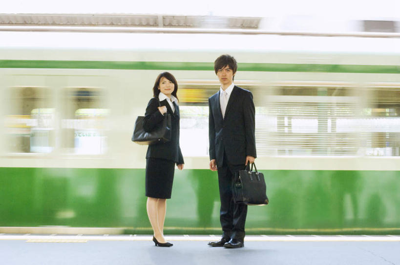 东方人,背,两个人,同事,商务人士,商务男性,商务女性,火车站,站,横图,室外,白天,正面,衬衫,成功,合作,团队,集体,信心,火车,亚洲,握,套装,朦胧,模糊,包,公文包,皮包,拿,拎,拿着,注视,黄种人,队伍,车,一个,黑色,交通工具,背着,观察,看,站着,握着,单个,公事包,观看,单肩包,察看,领导,成就,关注,载具,商务装,合伙,领袖,工薪阶层,男人,男性,年轻男性,年轻女性,女人,女性,亚洲人,白领,上班族,站立,彩图,全身,衬衣,拎着