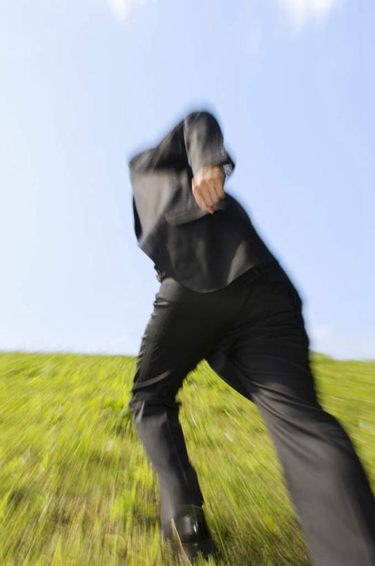 东方人,一个人,商务人士,商务男性,跑,竖图,室外,白天,仰视,衬衫,锻炼,运动,草地,草坪,植物,亚洲,仅一个男性,仅一个人,阴影,套装,朦胧,模糊,光线,影子,云,云朵,云彩,黄种人,草,仅一个年轻男性,蓝色,绿色,白云,蓝天,天空,阳光,天,晴朗,商务装,工薪阶层,体育,男人,男性,年轻男性,亚洲人,白领,上班族,晴空,跑步,半身,彩图,低角度拍摄,衬衣,健身