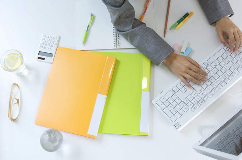 东方人,一个人,商务人士,商务女性,横图,俯视,室内,特写,白天,电脑,显示器,鼠标,键盘,仪器,海洋,茶,杯子,地图,亚洲,仅一个年轻女性,仅一个女性,仅一个人,许多,敲打,套装,散落,透明,网格,网络,笔,材料,档案,地球仪,文件,线条,眼镜,世界地图,地球,陆地,办公用品,水晶,全球,黄种人,输入,输入设备,通讯设备,球,文具,一个,经纬线,模型,水杯,学习用品,资料,打字,球体,水晶球,台式电脑,地理,国家,单个,两本,点击,敲击,文具用品,大陆,世界,文档,通信设备,商务装,纬线,版图,近视眼镜,经线,工薪阶层,输出设备,经纬仪,地理学,按键,年轻女性,女人,女性,亚洲人,白领,上班族,茶杯,半身,彩图,高角度拍摄,大洋,大洲