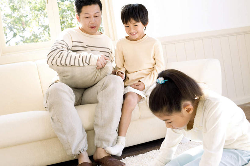 东方人,儿童,三个人,家庭,父亲,女儿,儿子,客厅,坐,抱,横图,室内,白天,正面,纯洁,窗户,靠垫,沙发,亚洲,木板,毯子,墙,咖啡色,靠枕,注视,黄种人,袜子,玻璃窗,墙壁,墙面,一个,小孩,白色,抱枕,拖鞋,枕头,观察,看,温暖,温馨,父女,父子,一家人,父爱,可爱,童年,童趣,单个,抱着,观看,和睦,察看,起居室,搂着,关注,布艺沙发,童真,烂漫,无邪,客堂,天真,男孩,男人,男性,年轻男性,女孩,女人,女性,亚洲人,孩子,年轻人,怀抱,搂,搂抱,相抱,拥抱,坐着,半身,彩图,融洽,男生,女生