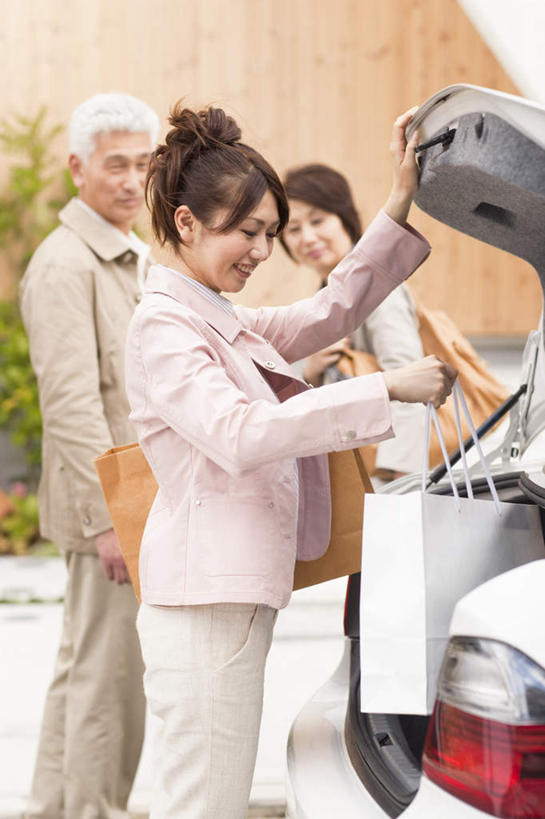 东方人,家庭,夫妻,母亲,父亲,女儿,站,竖图,室外,白天,侧面,爱情,购物,消费,植物,汽车,袋子,亚洲,关闭,握,服装,装饰,木制,包装袋,手提袋,房屋,墙,屋子,公寓,购物袋,浪漫,拿,拎,拿着,注视,休闲装,黄种人,楼房,墙壁,墙面,住宅,车,两个,衣服,黄色,绿色,白色,后备箱,木制品,交通工具,轿车,打开,观察,看,站着,休闲,温暖,温馨,父女,母女,三口之家,一家人,休闲服,恩爱,父爱,母爱,放,握着,金融,恋人,服饰,观看,华丽,修饰,点缀,和睦,察看,开启,封闭,购买,关注,载具,贸易,衬托,美观,雅致,雅观,老年男性,老年女性,男人,男性,年轻女性,女人,女性,亚洲人,年轻人,夫妇,情侣,站立,半身,彩图,房子,伴侣,融洽,拎着