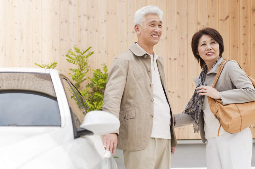 东方人,背,两个人,夫妻,站,笑,摸,微笑,露齿笑,横图,室外,白天,正面,爱情,植物,汽车,亚洲,抚摸,阴影,服装,装饰,光线,木制,影子,房屋,墙,屋子,公寓,浪漫,注视,休闲装,黄种人,楼房,墙壁,墙面,住宅,车,一个,衣服,黄色,绿色,阳光,木制品,交通工具,轿车,背着,观察,看,站着,休闲,休闲服,恩爱,恋人,服饰,单个,观看,华丽,修饰,点缀,察看,关注,载具,衬托,美观,雅致,雅观,老年男性,老年女性,男人,男性,女人,女性,亚洲人,腰部,夫妇,情侣,触摸,接触,站立,半身,彩图,房子,伴侣