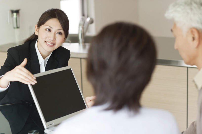 东方人,背部,三个人,夫妻,商务人士,商务女性,坐,笑,微笑,露齿笑,横图,室内,白天,正面,爱情,电脑,笔记本电脑,厨房,亚洲,套装,网络,水龙头,灶台,浪漫,拿,拿着,注视,黄种人,通讯设备,顾客,开关,打开,观察,看,恩爱,恋人,观看,阀门,察看,无线,开启,关注,通信设备,商务装,无线网络,无线上网,便携式电脑,工薪阶层,水咀,手提电脑,老年男性,老年女性,男人,男性,年轻女性,女人,女性,亚洲人,夫妇,情侣,白领,上班族,坐着,半身,彩图,灶间,伴侣