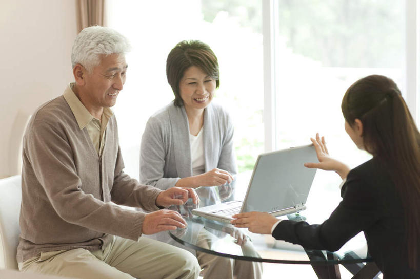 东方人,背部,三个人,夫妻,商务人士,商务女性,客厅,坐,笑,微笑,露齿笑,横图,室内,白天,正面,爱情,电脑,笔记本电脑,窗户,落地窗,沙发,亚洲,握,套装,网络,浪漫,拿,拿着,注视,黄种人,通讯设备,顾客,玻璃窗,白色,观察,看,恩爱,握着,恋人,观看,察看,无线,起居室,关注,通信设备,商务装,无线网络,布艺沙发,无线上网,便携式电脑,工薪阶层,客堂,手提电脑,老年男性,老年女性,男人,男性,年轻女性,女人,女性,亚洲人,夫妇,情侣,白领,上班族,坐着,半身,彩图,伴侣