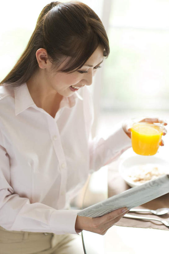 果汁,牛奶,东方人,一个人,商务人士,商务女性,坐,笑,微笑,露齿笑,竖图,俯视,室内,白天,早餐,阅读,餐桌,桌子,报纸,杯子,玻璃,亚洲,仅一个年轻女性,仅一个女性,仅一个人,握,学习,套装,朦胧,模糊,饮品,一杯,营养,拿,拿着,注视,黄种人,玻璃制品,饮料,黄色,水杯,观察,看,浏览,握着,餐台,观看,一份,察看,乳制品,奶,关注,商务装,工薪阶层,安神,年轻女性,女人,女性,亚洲人,白领,上班族,玻璃杯,坐着,半身,彩图,高角度拍摄