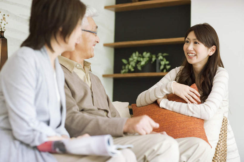 东方人,家庭,夫妻,母亲,父亲,女儿,客厅,坐,蹲,笑,微笑,露齿笑,横图,室内,白天,正面,爱情,植物,柜子,家具,靠垫,亚洲,撑,服装,装饰,盆栽,靠枕,盆景,浪漫,注视,休闲装,黄种人,一个,衣服,绿色,自然,抱枕,橱柜,枕头,观察,看,休闲,温暖,温馨,父女,母女,三口之家,一家人,休闲服,橙色,恩爱,父爱,母爱,恋人,服饰,生长,单个,成长,观看,对视,华丽,修饰,点缀,和睦,察看,起居室,撑着,关注,衬托,美观,雅致,雅观,老年男性,老年女性,男人,男性,年轻女性,女人,女性,亚洲人,年轻人,夫妇,情侣,蹲着,坐着,半身,彩图,伴侣,融洽