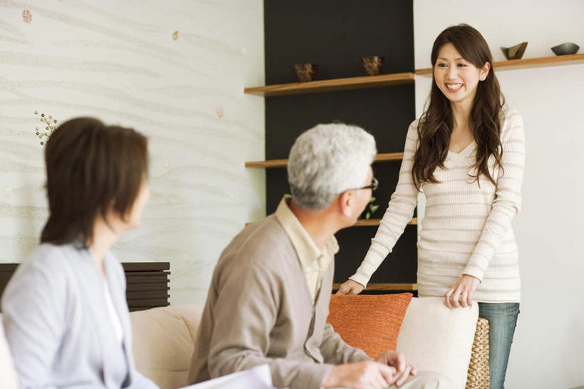 东方人,家庭,夫妻,母亲,父亲,女儿,客厅,站,坐,笑,微笑,露齿笑,横图,室内,白天,正面,爱情,植物,壁纸,柜子,家具,靠垫,亚洲,撑,花纹,服装,装饰,盆栽,图案,墙,靠枕,盆景,浪漫,注视,休闲装,黄种人,墙壁,墙面,一个,衣服,绿色,自然,抱枕,橱柜,枕头,观察,看,站着,休闲,温暖,温馨,父女,母女,三口之家,一家人,休闲服,橙色,恩爱,父爱,母爱,恋人,服饰,生长,单个,成长,观看,对视,华丽,修饰,点缀,和睦,察看,起居室,撑着,关注,衬托,美观,雅致,雅观,老年男性,老年女性,男人,男性,年轻女性,女人,女性,亚洲人,年轻人,夫妇,情侣,墙纸,站立,坐着,半身,彩图,伴侣,融洽