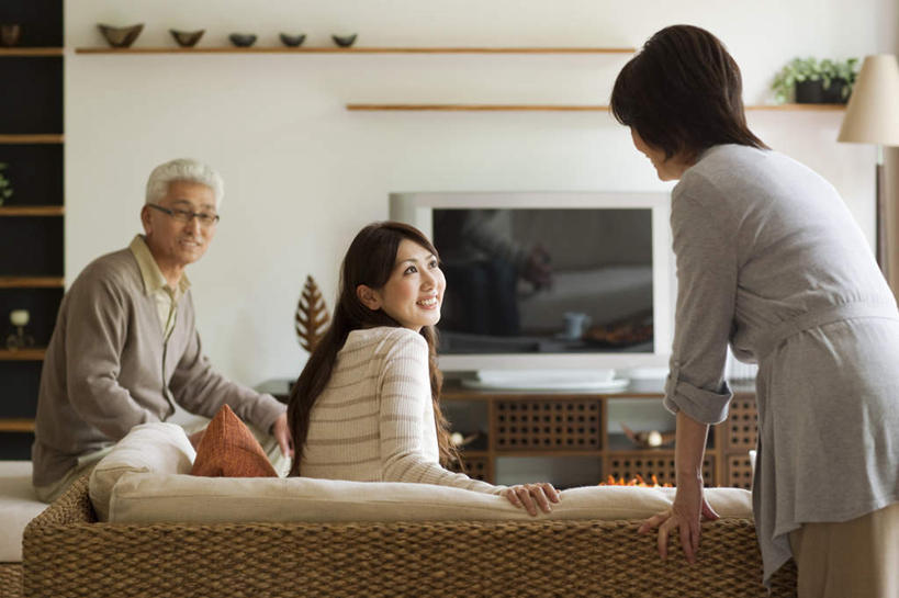 东方人,家庭,夫妻,母亲,父亲,女儿,家,客厅,坐,笑,微笑,露齿笑,横图,室内,白天,爱情,别墅,柜子,家具,靠垫,沙发,装修,建筑,电视,欧式,亚洲,服装,环保,装饰,房屋,屋子,公寓,靠枕,豪华,浪漫,扭头,注视,休闲装,黄种人,建设,现代,装潢,洋房,楼房,住宅,一个,背面,衣服,绿色,白色,抱枕,橱柜,室内装潢,液晶电视,枕头,观察,看,转头,休闲,温暖,温馨,父女,母女,三口之家,一家人,休闲服,橙色,恩爱,父爱,母爱,清晰,恋人,服饰,轻薄,单个,观看,对视,华丽,修饰,明亮,回收,点缀,和睦,资源,察看,起居室,舒适,家居装潢,关注,彩电,房屋设计,地中海风格,古典风格,简约风格,布艺沙发,利用,室内设计,便携,低碳,宽敞,循环,样板房装潢,衬托,美观,雅致,雅观,彩色电视机,客堂,老年男性,老年女性,男人,男性,年轻女性,女人,女性,亚洲人,年轻人,夫妇,情侣,设计,电视机,坐着,半身,彩图,房子,伴侣,融洽,高清