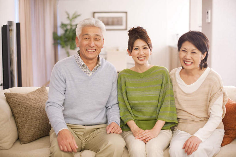 东方人,家庭,夫妻,母亲,父亲,女儿,客厅,坐,笑,微笑,露齿笑,横图,室内,白天,正面,爱情,家具,靠垫,沙发,叶子,相框,亚洲,服装,装饰,墙,绿叶,靠枕,浪漫,注视,休闲装,黄种人,墙壁,墙面,两个,一个,衣服,白色,灰色,抱枕,枕头,观察,看,手放前,休闲,温暖,温馨,父女,母女,三口之家,一家人,休闲服,橙色,嫩叶,恩爱,父爱,母爱,恋人,服饰,单个,观看,华丽,修饰,点缀,和睦,察看,起居室,关注,布艺沙发,衬托,美观,雅致,雅观,客堂,老年男性,老年女性,男人,男性,年轻女性,女人,女性,亚洲人,年轻人,夫妇,情侣,叶,叶片,坐着,半身,彩图,伴侣,融洽