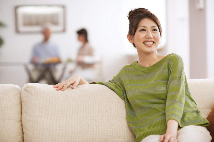 东方人,家庭,夫妻,母亲,父亲,女儿,客厅,坐,笑,微笑,露齿笑,横图,室内,白天,正面,爱情,餐桌,家具,沙发,桌子,相框,玻璃,亚洲,服装,朦胧,模糊,装饰,浪漫,注视,休闲装,黄种人,玻璃制品,衣服,白色,扶,观察,看,休闲,温暖,温馨,父女,母女,三口之家,一家人,休闲服,恩爱,父爱,母爱,恋人,服饰,餐台,观看,华丽,修饰,点缀,和睦,察看,起居室,扶着,关注,布艺沙发,衬托,美观,雅致,雅观,客堂,老年男性,老年女性,男人,男性,年轻女性,女人,女性,亚洲人,年轻人,夫妇,情侣,坐着,半身,彩图,伴侣,融洽