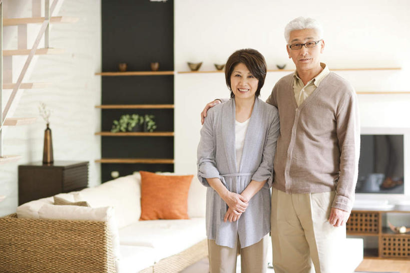 东方人,两个人,客厅,站,抱,笑,微笑,露齿笑,横图,室内,白天,正面,植物,柜子,家具,靠垫,沙发,电视,服装,环保,朦胧,模糊,装饰,盆栽,靠枕,盆景,注视,休闲装,黄种人,一个,衣服,绿色,白色,自然,抱枕,橱柜,液晶电视,枕头,观察,看,手放前,站着,休闲,休闲服,橙色,清晰,服饰,轻薄,生长,单个,成长,抱着,观看,华丽,修饰,回收,点缀,资源,察看,起居室,搂着,关注,彩电,布艺沙发,利用,便携,低碳,循环,衬托,美观,雅致,雅观,彩色电视机,客堂,老年男性,老年女性,男人,男性,女人,女性,亚洲人,电视机,怀抱,搂,搂抱,相抱,拥抱,站立,半身,彩图,高清