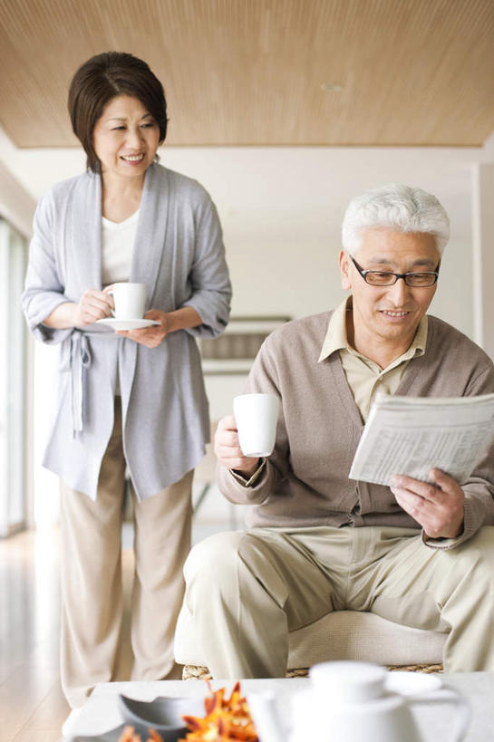 东方人,两个人,站,坐,笑,微笑,露齿笑,竖图,室内,白天,正面,阅读,茶,报纸,杯子,握,学习,服装,碟子,壶,陶瓷,陶瓷制品,两杯,拿,茶几,拿着,注视,休闲装,黄种人,水壶,两个,一个,衣服,白色,茶壶,水杯,观察,看,站着,休闲,休闲服,浏览,握着,服饰,单个,观看,察看,关注,老年男性,老年女性,男人,男性,女人,女性,亚洲人,茶杯,站立,坐着,半身,彩图