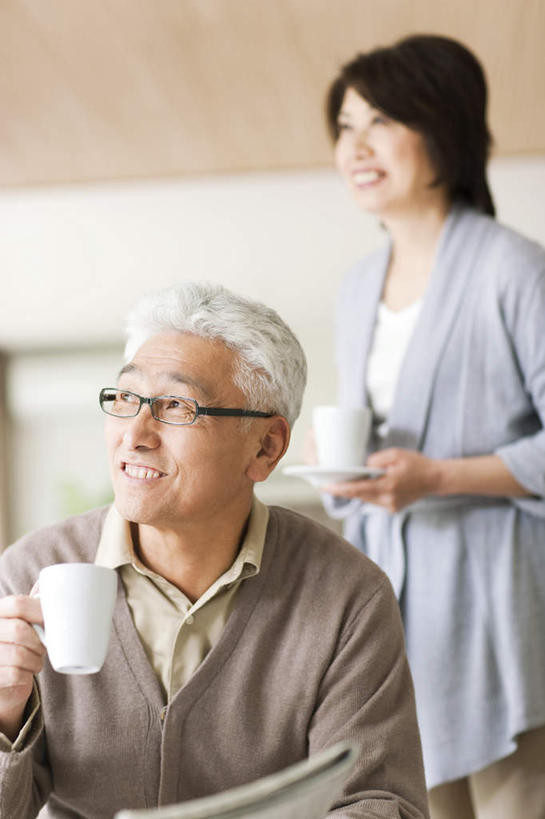 东方人,两个人,站,坐,笑,微笑,露齿笑,竖图,室内,白天,正面,茶,天花板,杯子,握,服装,朦胧,模糊,木制,碟子,陶瓷,陶瓷制品,两杯,拿,拿着,注视,休闲装,黄种人,两个,一个,衣服,白色,木制品,水杯,观察,看,站着,休闲,休闲服,握着,服饰,单个,观看,察看,关注,老年男性,老年女性,男人,男性,女人,女性,亚洲人,茶杯,抬头,仰头,站立,坐着,半身,彩图