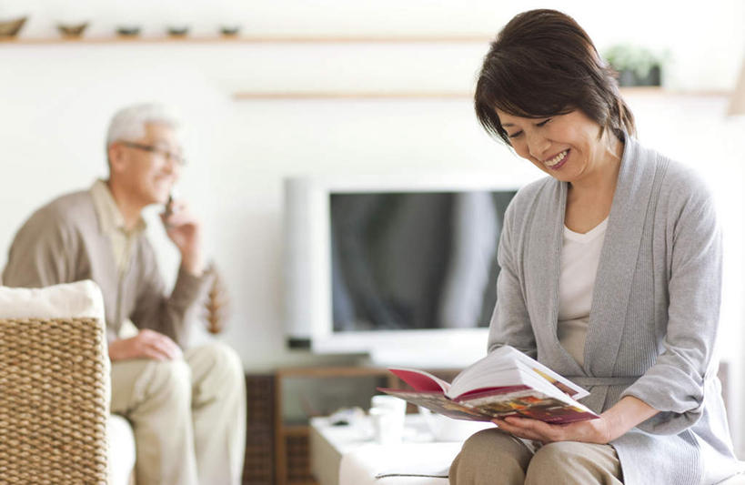 东方人,两个人,客厅,坐,笑,打电话,微笑,露齿笑,横图,室内,白天,正面,看书,阅读,柜子,家具,沙发,电话,电视,手机,书籍,握,学习,服装,环保,朦胧,模糊,装饰,拿,茶几,拿着,注视,休闲装,黄种人,通讯设备,衣服,绿色,白色,书本,橱柜,液晶电视,观察,看,休闲,休闲服,清晰,读书,浏览,握着,服饰,轻薄,观看,华丽,修饰,回收,点缀,资源,察看,起居室,关注,彩电,布艺沙发,利用,便携,低碳,循环,衬托,美观,雅致,雅观,彩色电视机,客堂,交流,老年男性,老年女性,男人,男性,女人,女性,亚洲人,电视机,书,图书,沟通,通话,坐着,半身,彩图,高清