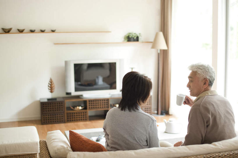 东方人,两个人,客厅,坐,说,横图,俯视,室内,白天,讨论,茶,柜子,家具,沙发,台灯,杯子,电视,玻璃,照明,服装,环保,装饰,壶,陶瓷,墙,灯光,陶瓷制品,一杯,拿,茶几,拿着,注视,休闲装,黄种人,墙壁,墙面,玻璃制品,灯,水壶,一个,衣服,绿色,白色,茶壶,水杯,橱柜,灯具,遥控器,液晶电视,观察,看,休闲,休闲服,清晰,服饰,轻薄,单个,观看,华丽,修饰,照亮,回收,点缀,资源,察看,起居室,照明设备,关注,彩电,布艺沙发,利用,便携,低碳,循环,衬托,美观,雅致,雅观,彩色电视机,客堂,交流,老年男性,老年女性,男人,男性,女人,女性,亚洲人,茶杯,电视机,沟通,讲话,交谈,商讨,说话,谈话,坐着,半身,彩图,高角度拍摄,高清